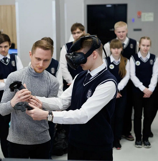 В очках виртуальной реальности вокруг МКС: школьная экскурсия в «Лазерных системах»