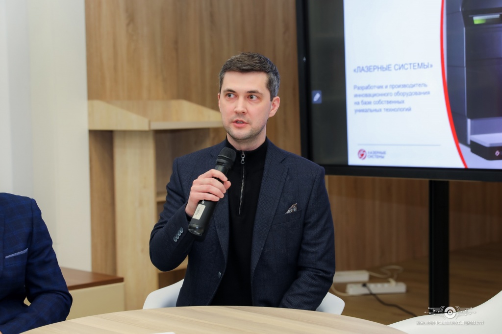Алексей Губарев выступил в качестве спикера на встрече с учениками.jpg