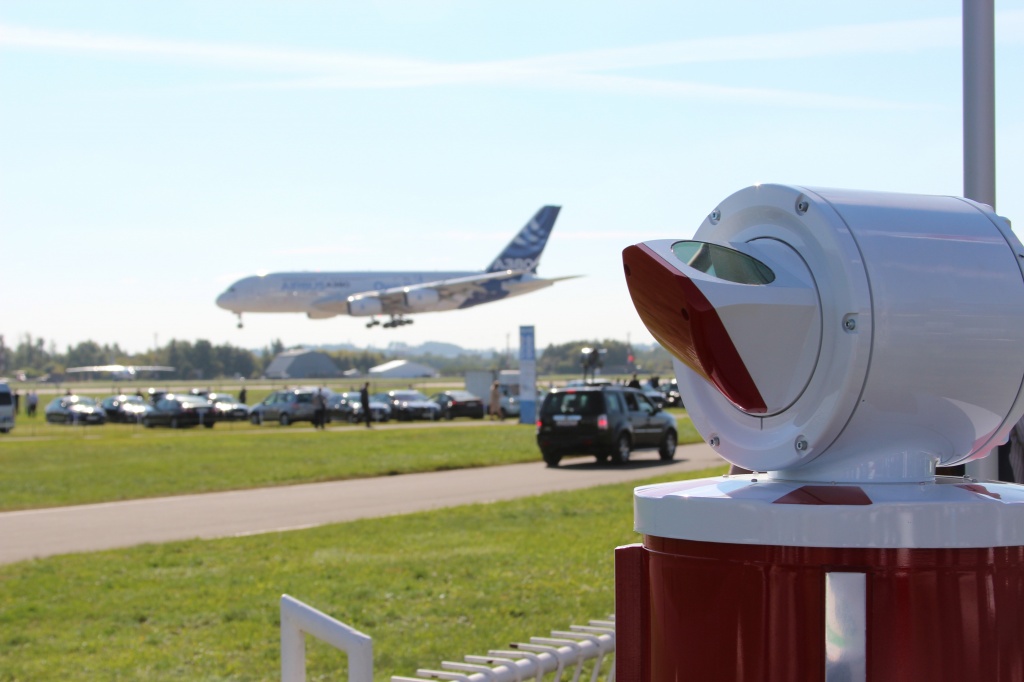 Лидары Лазерных системы установлены в ряде аэропортов.JPG